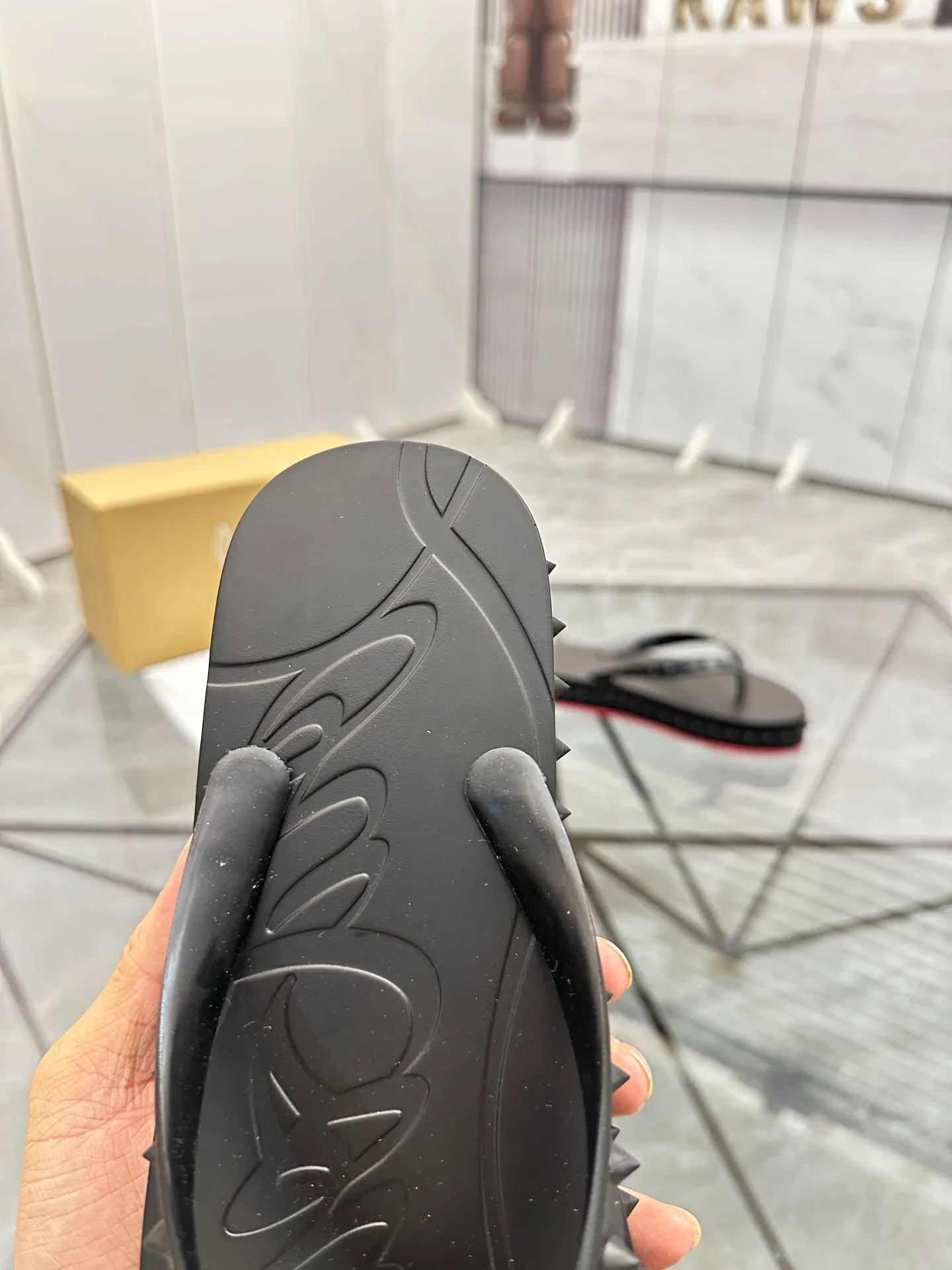 Men's shoes: 💰P320¥ Product trademark: CL red-soled shoes* "CL*" flip-flops Regular size: 38-44 (men's 45.46 can be customized) Product materials: imported cowhide upper, professional 5D craftsmanship, high-end rivets, sheepskin lining, original outsole. Number: 789
